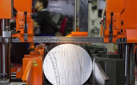 新都立式金属带锯床切削出现跑带故障解决方法！